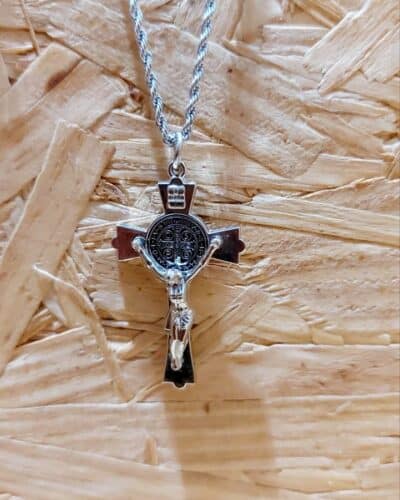 Crucifixo Grande Medalha de São Bento Jesus Cristo + Cordão Aço Inoxidável