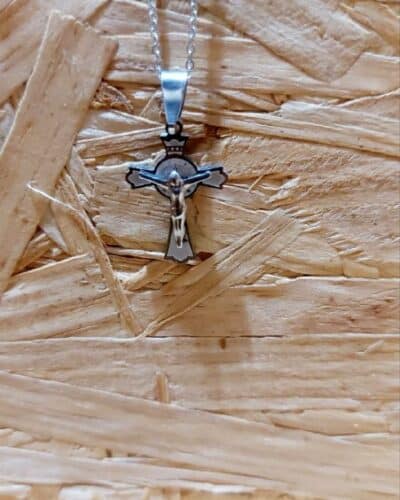 Crucifixo Medalha de São Bento Jesus Cristo + Cordão Aço Inoxidável