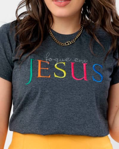 T-shirt Foque em Jesus Bordado Colorido - Preta Mescla