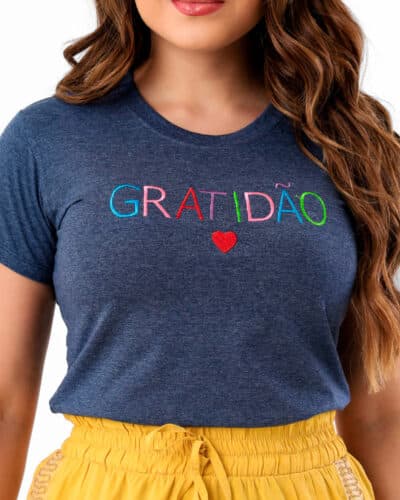 T-shirt Gratidão Colorido e Coração Bordado