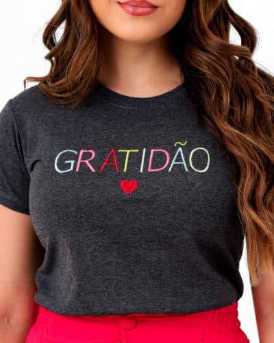 T-shirt Gratidão Colorido e Coração Bordado Cinza Chumbo