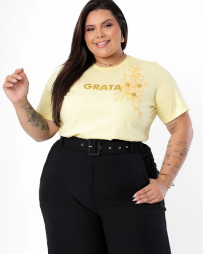 T-shirt Plus Size Grata Flores com Pérolas