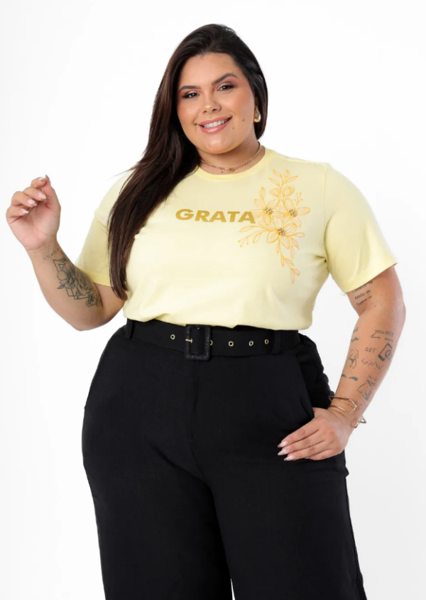 T-shirt Plus Size Grata Flores com Pérolas