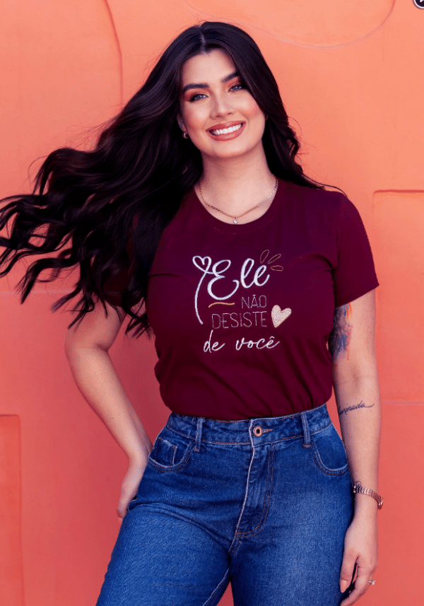 T-shirt Ele Não desiste de Você