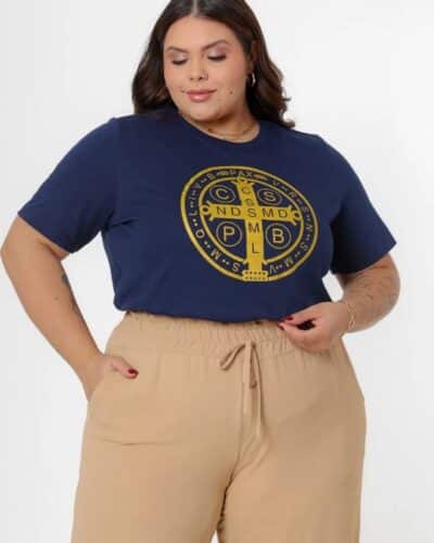 T-shirt Plus Size Medalha de São Bento