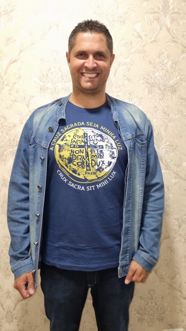 Camiseta Medalha de São Bento Azul Marinho