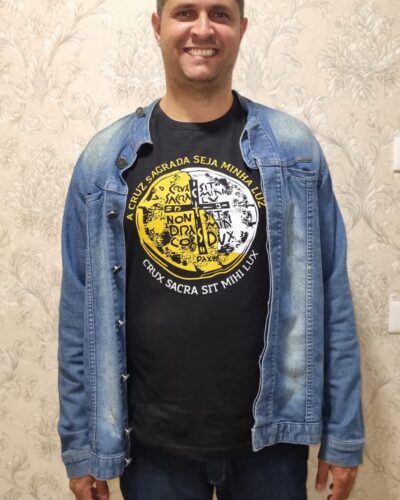 Camiseta Medalha de São Bento Preta